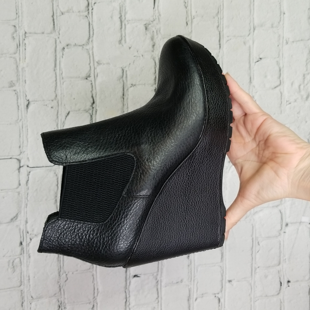 Korks Hyannis Wedge Booties 9 Black Leather